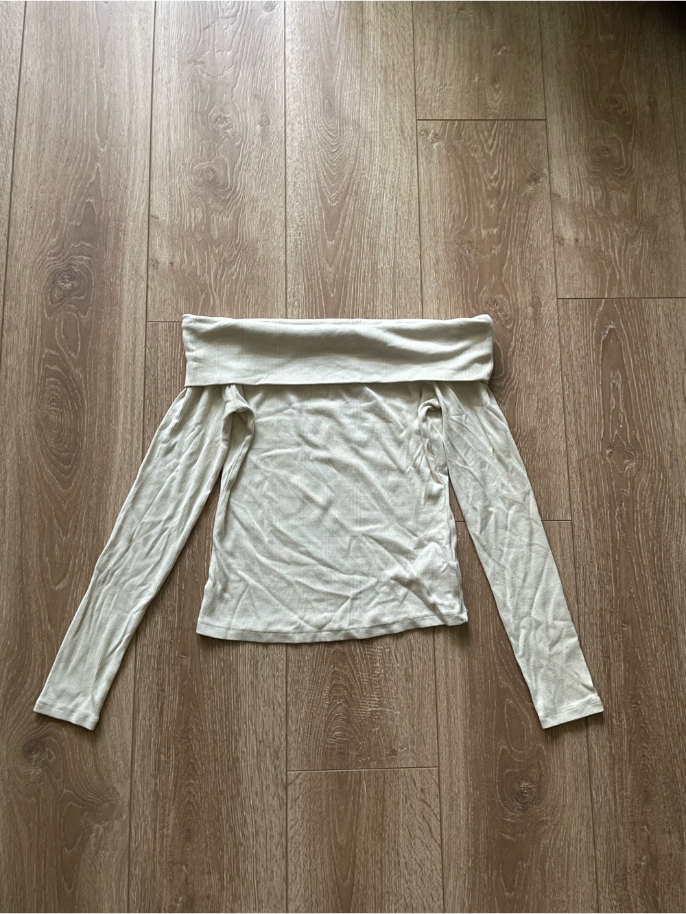 Gap Off-Shoulder Long Sleeve Top in Cream